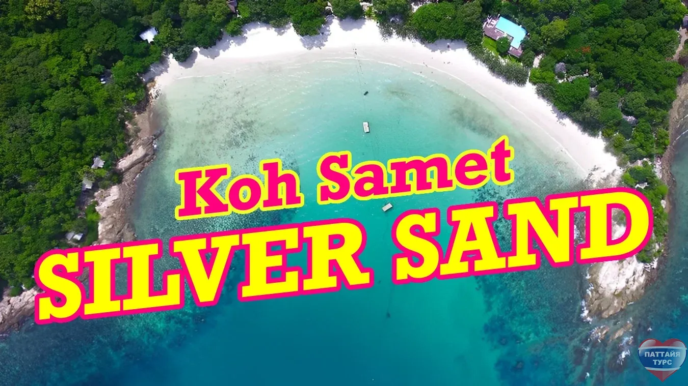 Белые зонтики и лежаки на пустынном пляже с видом на тихое море и небо