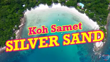 Белые зонтики и лежаки на пустынном пляже с видом на тихое море и небо