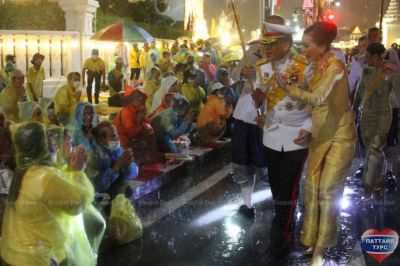 Король и Королева Таиланда вышли под дождь к своему народу