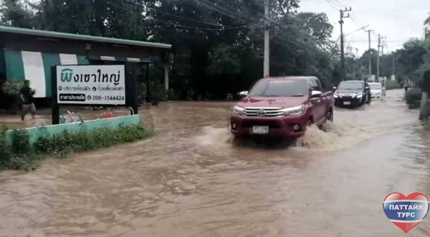 Затопленная дорога в районе Пак Чонг, Накхонратчасима